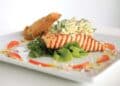 Sommersalat med grillet laks