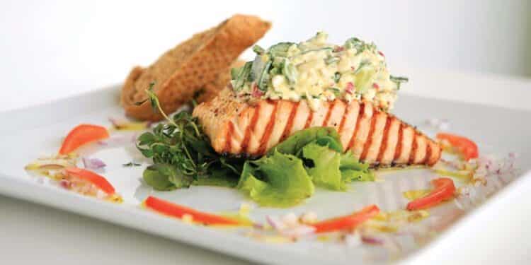 Sommersalat med grillet laks