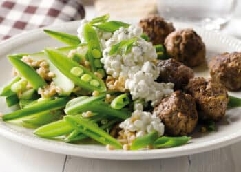 Krydrede kødboller i perlespeltsalat