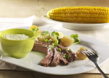 Okseslag og majs med korianderdip