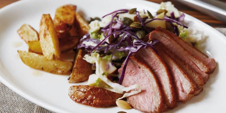 Andebryst med sprød kålsalat