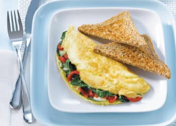 Omelet med spinat og rød peber