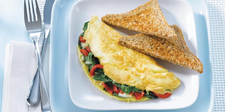 Omelet med spinat og rød peber