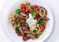 Spaghetti med flanksteak tomater hytteost og basilikum