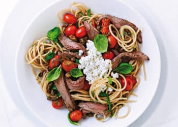 Spaghetti med flanksteak tomater hytteost og basilikum