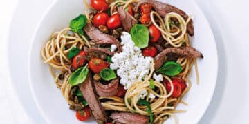 Spaghetti med flanksteak tomater hytteost og basilikum