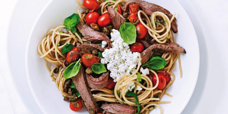 Spaghetti med flanksteak tomater hytteost og basilikum