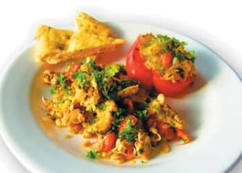 Ovnbagte peberfrugter med fyld af kalkun og ris